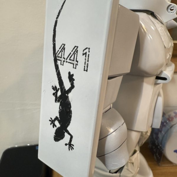 自作したデカール貼るのに、とりあえず艶ありのホワイトを塗りました。。缶スプレーでなるべくデカールの境い目を出したく無いので、艶クリア〜塗ってからペーパーで、、とかなるのかなぁ、、、胸のジオン軍マーク、、意外と黒色ってないんですよね。、、。結構シールは持ってるのですが、、😅 つ、作るかっ、、 黒色の部分、、黒サフのままだったり、、、笑アンテナにもライン入れなきゃ （3枚目）