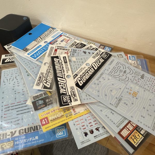 自作したデカール貼るのに、とりあえず艶ありのホワイトを塗りました。。缶スプレーでなるべくデカールの境い目を出したく無いので、艶クリア〜塗ってからペーパーで、、とかなるのかなぁ、、、胸のジオン軍マーク、、意外と黒色ってないんですよね。、、。結構シールは持ってるのですが、、😅 つ、作るかっ、、 黒色の部分、、黒サフのままだったり、、、笑アンテナにもライン入れなきゃ （5枚目）
