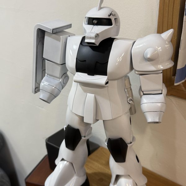 自作したデカール貼るのに、とりあえず艶ありのホワイトを塗りました。。缶スプレーでなるべくデカールの境い目を出したく無いので、艶クリア〜塗ってからペーパーで、、とかなるのかなぁ、、、胸のジオン軍マーク、、意外と黒色ってないんですよね。、、。結構シールは持ってるのですが、、😅 つ、作るかっ、、 黒色の部分、、黒サフのままだったり、、、笑アンテナにもライン入れなきゃ （4枚目）