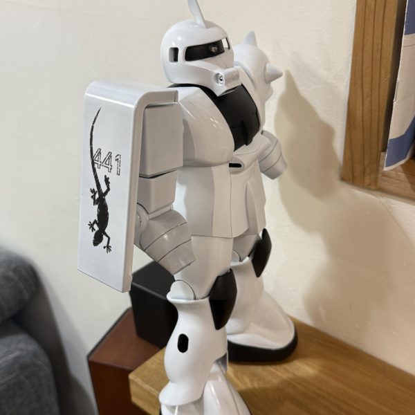 自作したデカール貼るのに、とりあえず艶ありのホワイトを塗りました。。缶スプレーでなるべくデカールの境い目を出したく無いので、艶クリア〜塗ってからペーパーで、、とかなるのかなぁ、、、胸のジオン軍マーク、、意外と黒色ってないんですよね。、、。結構シールは持ってるのですが、、😅 つ、作るかっ、、 黒色の部分、、黒サフのままだったり、、、笑アンテナにもライン入れなきゃ （2枚目）