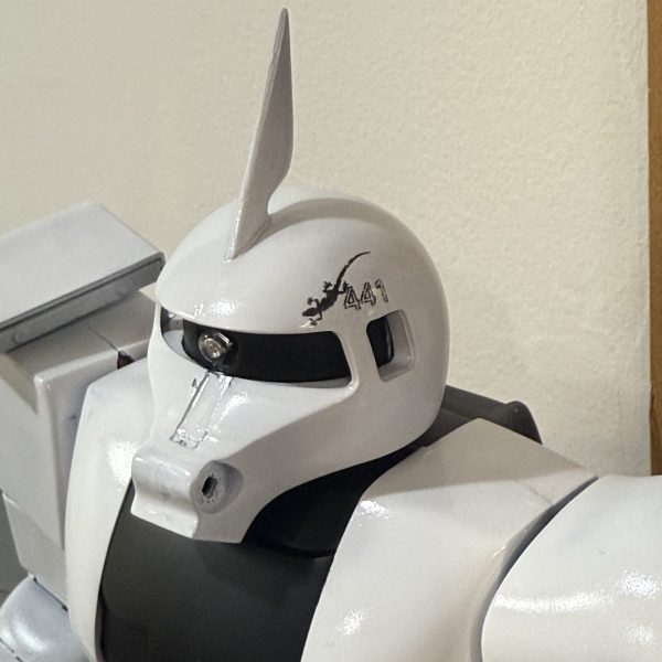 自作したデカール貼るのに、とりあえず艶ありのホワイトを塗りました。。缶スプレーでなるべくデカールの境い目を出したく無いので、艶クリア〜塗ってからペーパーで、、とかなるのかなぁ、、、胸のジオン軍マーク、、意外と黒色ってないんですよね。、、。結構シールは持ってるのですが、、😅 つ、作るかっ、、 黒色の部分、、黒サフのままだったり、、、笑アンテナにもライン入れなきゃ （1枚目）