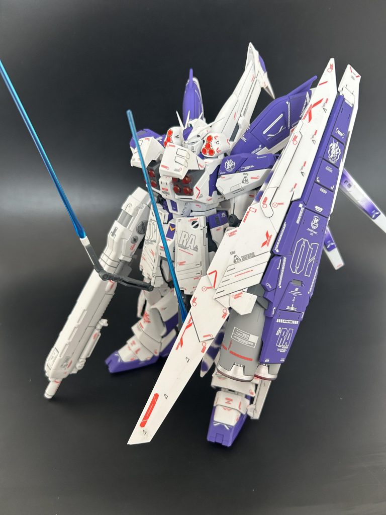 ミサイルハッチオープンと隠し腕ビームサーベル。このキットはかっこいいのですがポーズが取れません(笑)