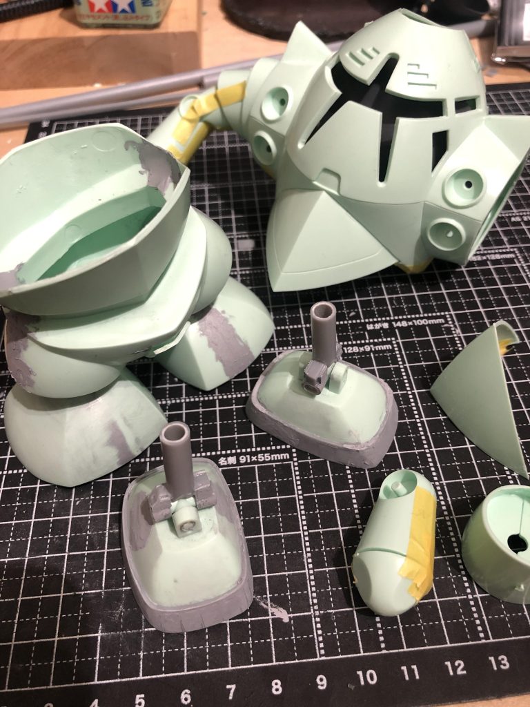 中身はすっからかん。脚は八の字に開ける様に１軸だけ関節を作りました。超簡単。