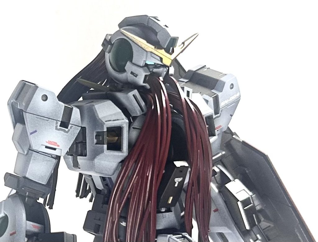 頭部のGNコードのカラーリングが難しく、考えるのが楽しかった印象。レッド、ブルー、クリアパープル、クリアピンク、グレーを混ぜてイメージに近くなるように調色しました。