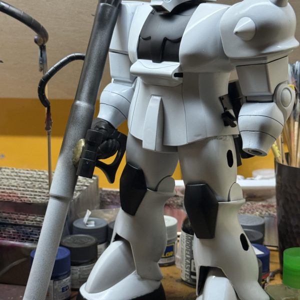 ザクバズーカのスコープ作りました！とりあえず、、ものがデカいので汎用品がほぼ使えない。。。スコープも、、なので、六角穴付きボルトの頭にUVレジン流し込んでそれっぽく別サイトにも書いたのですが、、、 いまいちモチベーションが、、、今回私に課せらたミッション、既に作られたキットの修正、「旧キットのスタイルは変えないで」というご依頼のもと、、　目を光らせたり、手とバズーカを自作したりしてここまできたのですが、、、私的はスタイルがねぇ、、まあ、これも“味