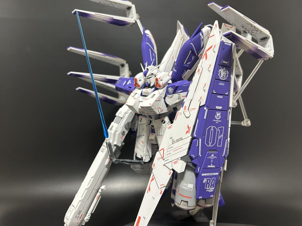 付属の土台を使ってフィンファンネル展開状態です。この状態はキットが大型なのとエフェクトが大掛かりなのとでとても迫力があると思います。