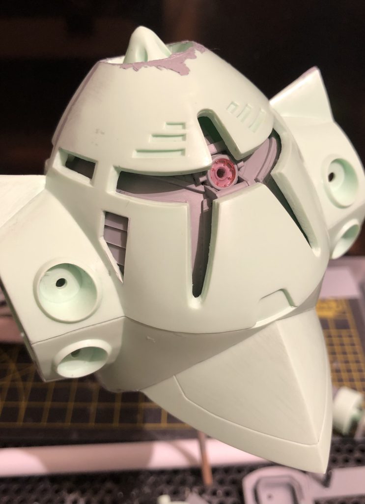 ガチャガチャのカプセルを利用してモノアイを設置するインナーシェルを自作。