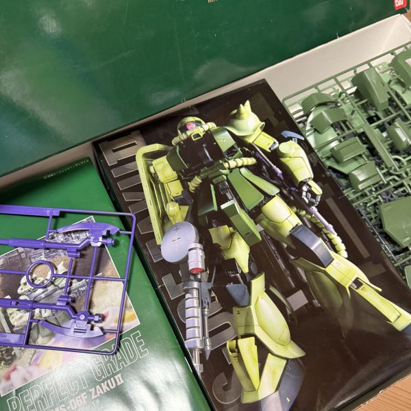 ザクバズーカのスコープ作りました！とりあえず、、ものがデカいので汎用品がほぼ使えない。。。スコープも、、なので、六角穴付きボルトの頭にUVレジン流し込んでそれっぽく別サイトにも書いたのですが、、、 いまいちモチベーションが、、、今回私に課せらたミッション、既に作られたキットの修正、「旧キットのスタイルは変えないで」というご依頼のもと、、　目を光らせたり、手とバズーカを自作したりしてここまできたのですが、、、私的はスタイルがねぇ、、まあ、これも“味