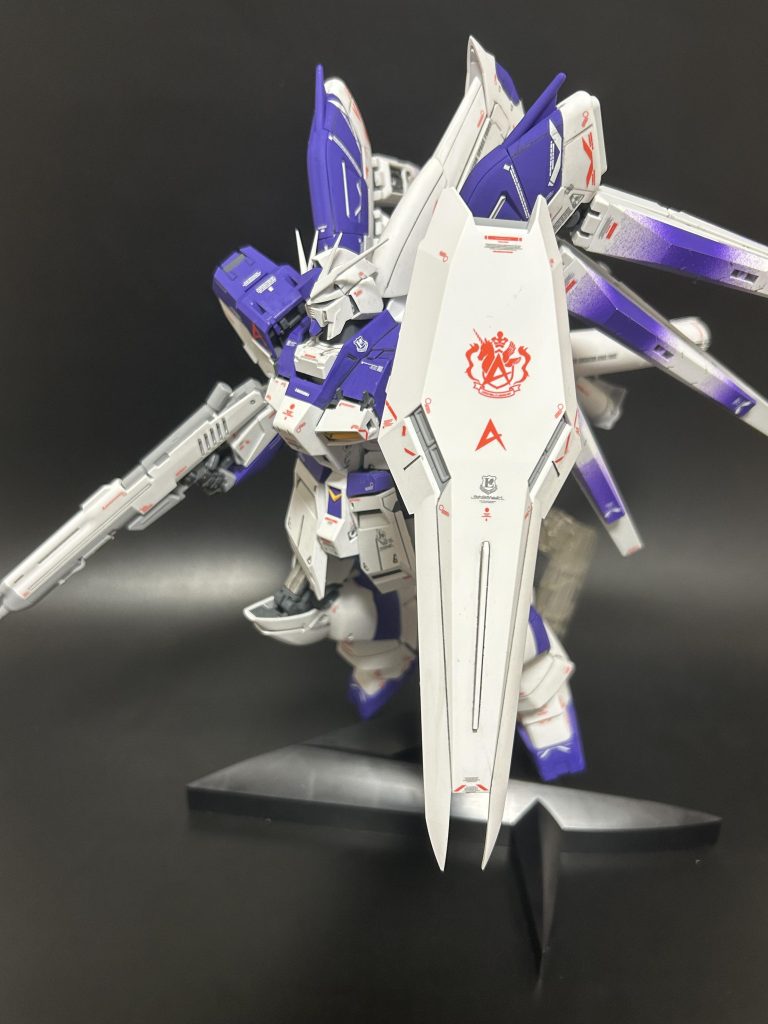 HWSを外した通常形態のHi-νガンダムです。これはこれでシンプルにかっこいいです。