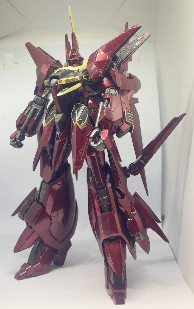 正面からその1 白のパーツを全てMaximum シャインゴールドにすることによって引き締まった印象になったと思います。エングレービング部分も意外と上手くいきました😊