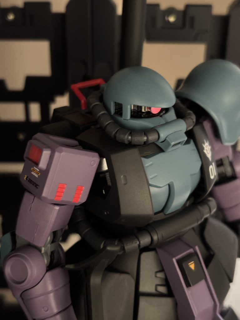 モノアイ上部にパテを盛って少し目つきを悪くしました。