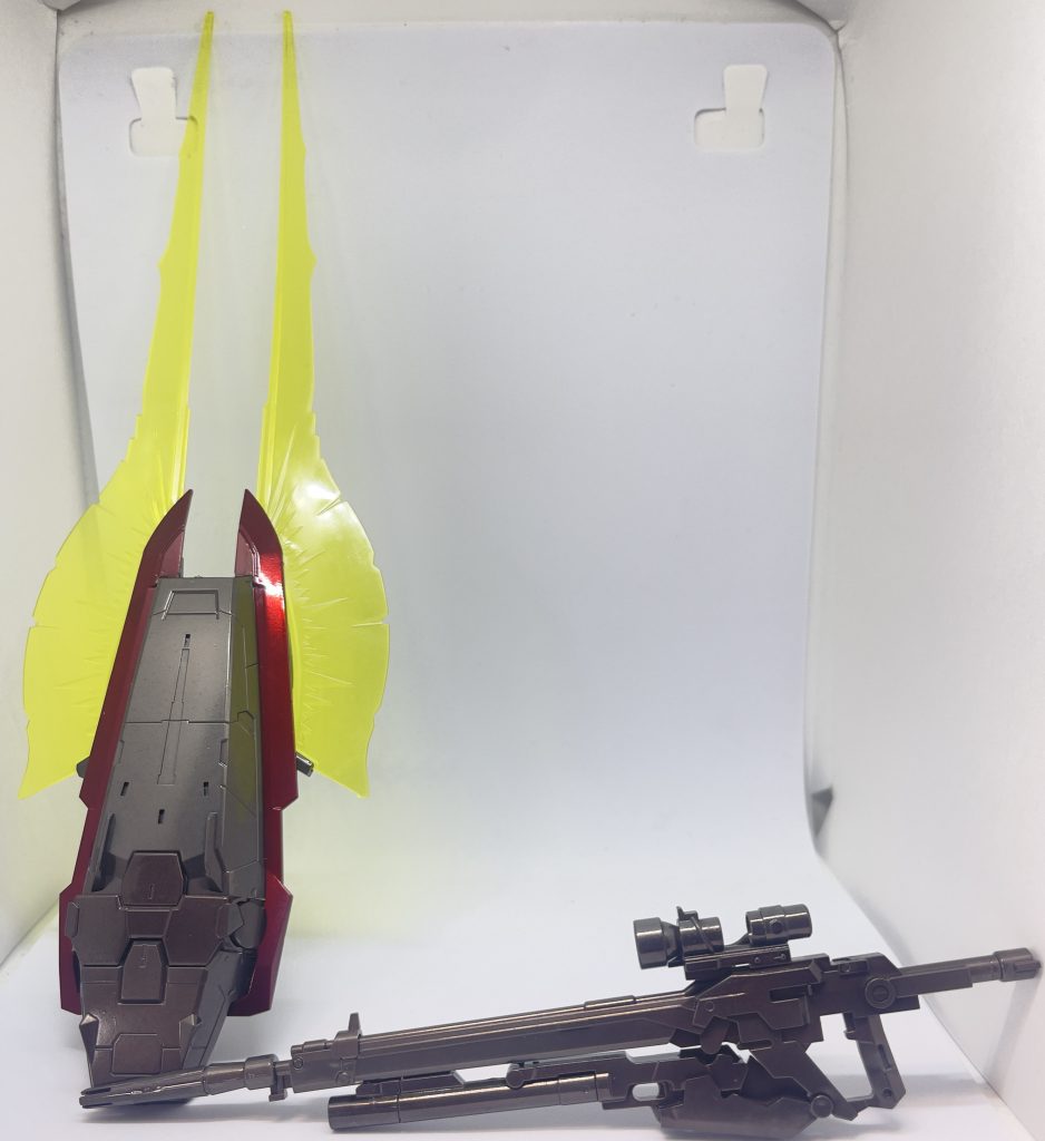 武器類です。シールドの赤の部分は元々白パーツでしたが、赤に変更してます。