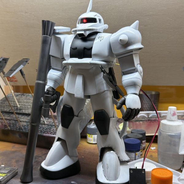 さて、、ダメージ加工、、、ケープ剥離作戦、、気付く前に白塗っちゃったので、、しかたなく、、黒色で汚し、、・左足写真、、まだ、汚し始めなので、いまいちピンクとこないんですよね。。。で、、ふと考える。。別にケープ塗ってなくても、上手く削ればいけんじゃね？？？早速トライ！！・右足写真、、、う〜ん、、、、若干自然？？そんな変わらんか、、、結論、、削って！塗る！！ハイブリッドウェザリング！！カスだらけ！！！ヽ(´o｀； （3枚目）