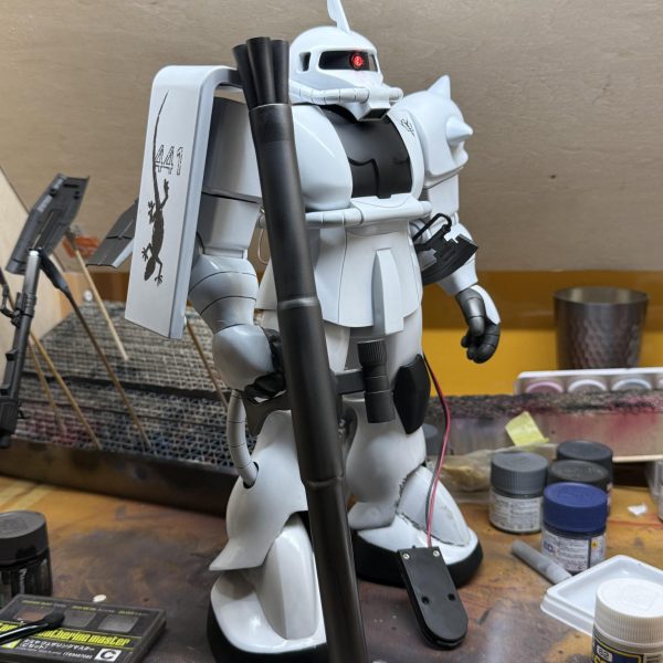 さて、、ダメージ加工、、、ケープ剥離作戦、、気付く前に白塗っちゃったので、、しかたなく、、黒色で汚し、、・左足写真、、まだ、汚し始めなので、いまいちピンクとこないんですよね。。。で、、ふと考える。。別にケープ塗ってなくても、上手く削ればいけんじゃね？？？早速トライ！！・右足写真、、、う〜ん、、、、若干自然？？そんな変わらんか、、、結論、、削って！塗る！！ハイブリッドウェザリング！！カスだらけ！！！ヽ(´o｀； （2枚目）