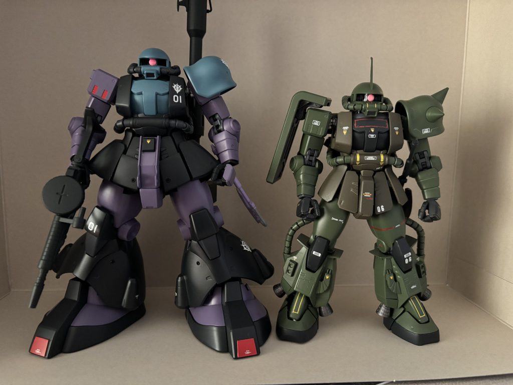 高機動型ザクR-1と。頭一つ分大きいですね。