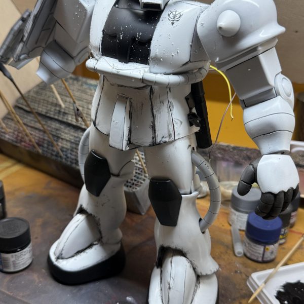 さて、、ダメージ加工、、、ケープ剥離作戦、、気付く前に白塗っちゃったので、、しかたなく、、黒色で汚し、、・左足写真、、まだ、汚し始めなので、いまいちピンクとこないんですよね。。。で、、ふと考える。。別にケープ塗ってなくても、上手く削ればいけんじゃね？？？早速トライ！！・右足写真、、、う〜ん、、、、若干自然？？そんな変わらんか、、、結論、、削って！塗る！！ハイブリッドウェザリング！！カスだらけ！！！ヽ(´o｀； （7枚目）
