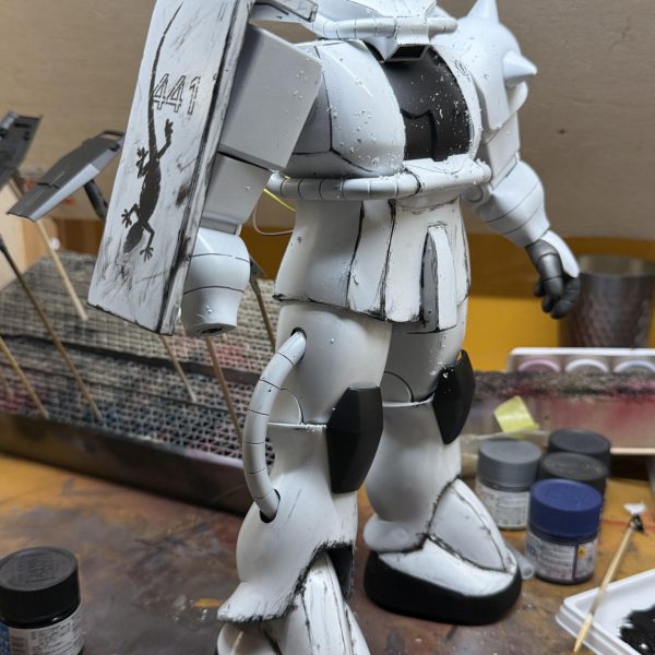 さて、、ダメージ加工、、、ケープ剥離作戦、、気付く前に白塗っちゃったので、、しかたなく、、黒色で汚し、、・左足写真、、まだ、汚し始めなので、いまいちピンクとこないんですよね。。。で、、ふと考える。。別にケープ塗ってなくても、上手く削ればいけんじゃね？？？早速トライ！！・右足写真、、、う〜ん、、、、若干自然？？そんな変わらんか、、、結論、、削って！塗る！！ハイブリッドウェザリング！！カスだらけ！！！ヽ(´o｀； （6枚目）
