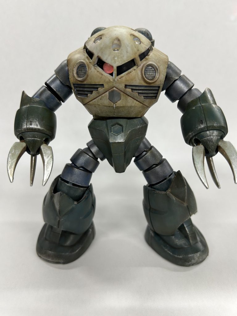 ウェザリングカラーやらウェザリングマスターのメタリック系を擦り付けて色剥げを出しています。