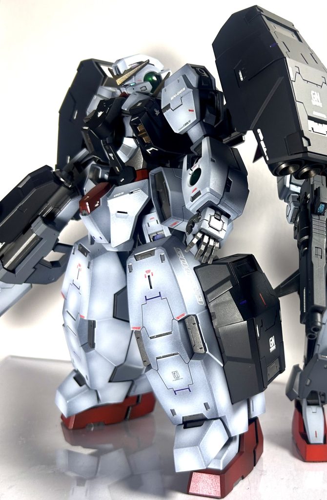 脚部外装は塗る範囲が広い為、グラデーションのバランスを取りながら吹き付けるのが難しかったです。今回は靴も角部に黒を残して塗ってみました。