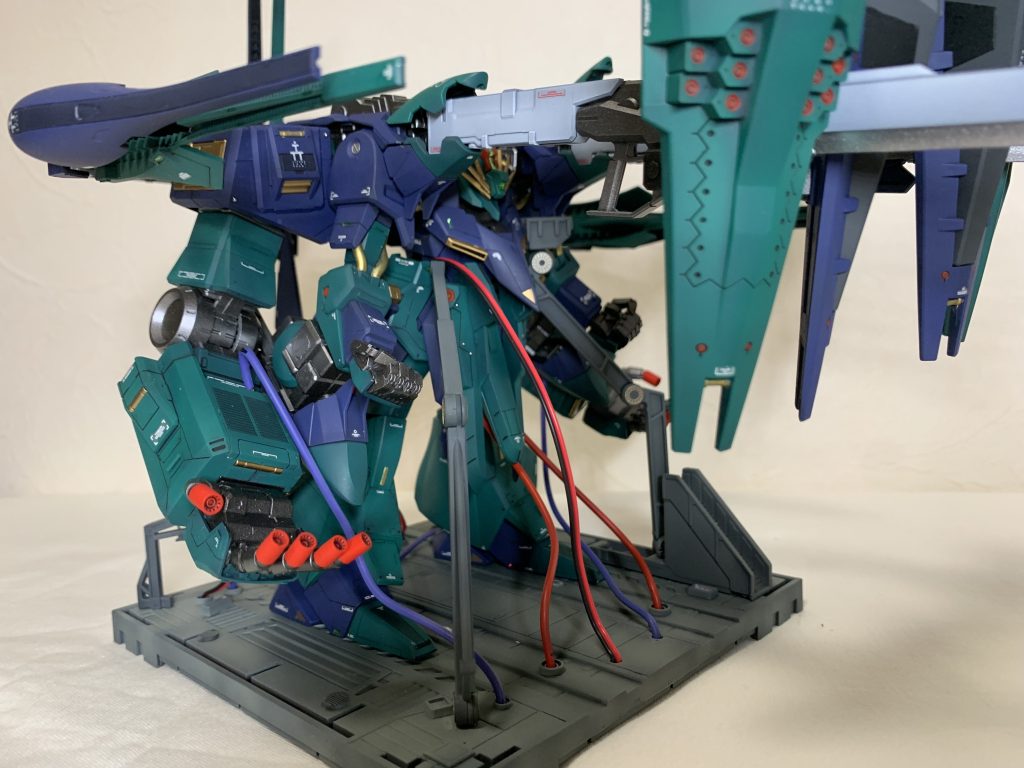 追加した武装はhgヘイズルアウスラギガンディックアームに付属しているサイコガンダムの腕、フルドドⅡ×2、ロングブレードライフル×2、ウィンチキャノン3基、シールドブースター2基とhgアドバンスドヘイズルに付属しているシールドブースターと2基を加えました。また、本来2本のブレードアンテナを6本に改造しました。