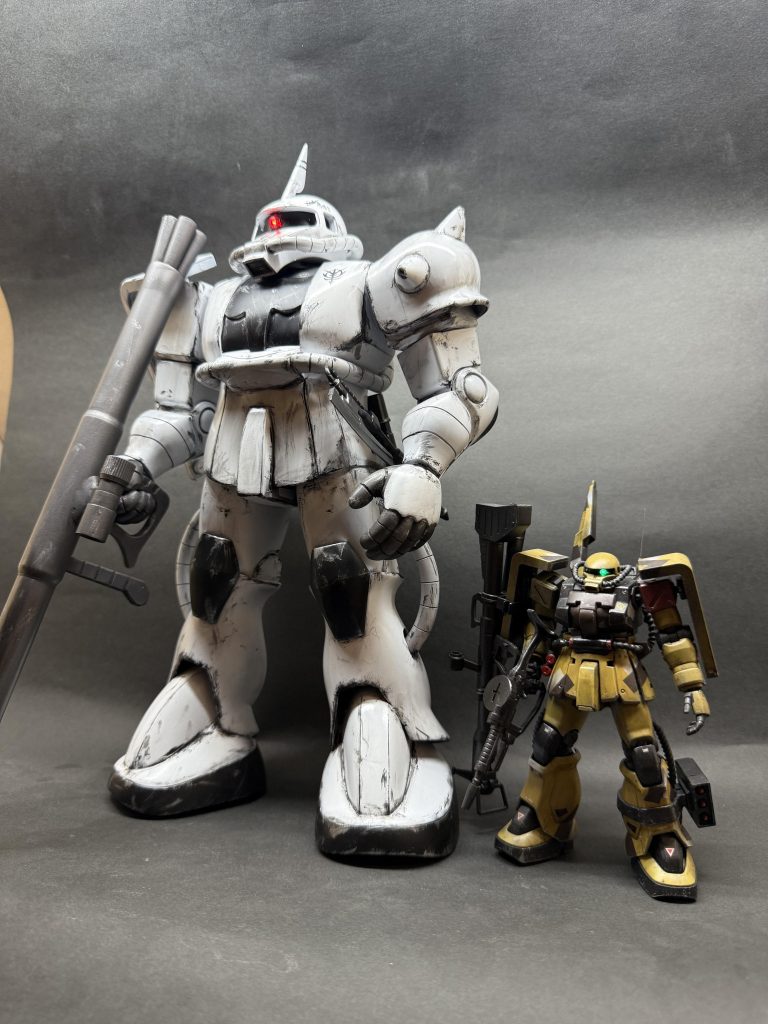 1/144ザクと並べて、、、デカ過ぎる。。。1/144に戻れるんだろうか、、、