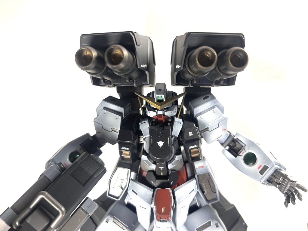 前方から銃口内は赤金を使用可動範囲は狭いですが、そんなこと気にならない迫力があります。