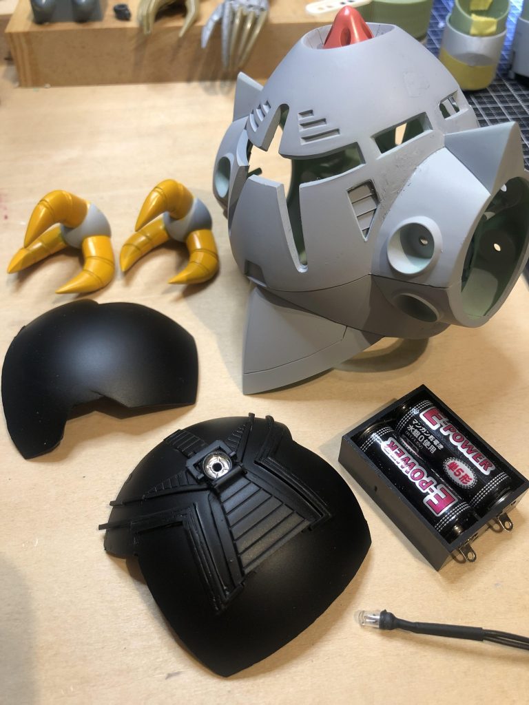 インナーシェルにムギ球を仕込みます。単５の電池ボックスが未だに売られていることにちょっとびっくり。てっきり昭和の遺物かと。