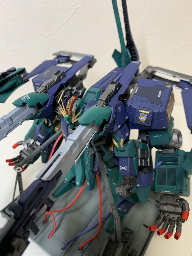 細かな加工としては、スジボリ、プラ板加工、ビス穴、武装マウント用の磁石の埋め込み、メタルボールの埋め込み、メタルパーツの追加などを行いました。