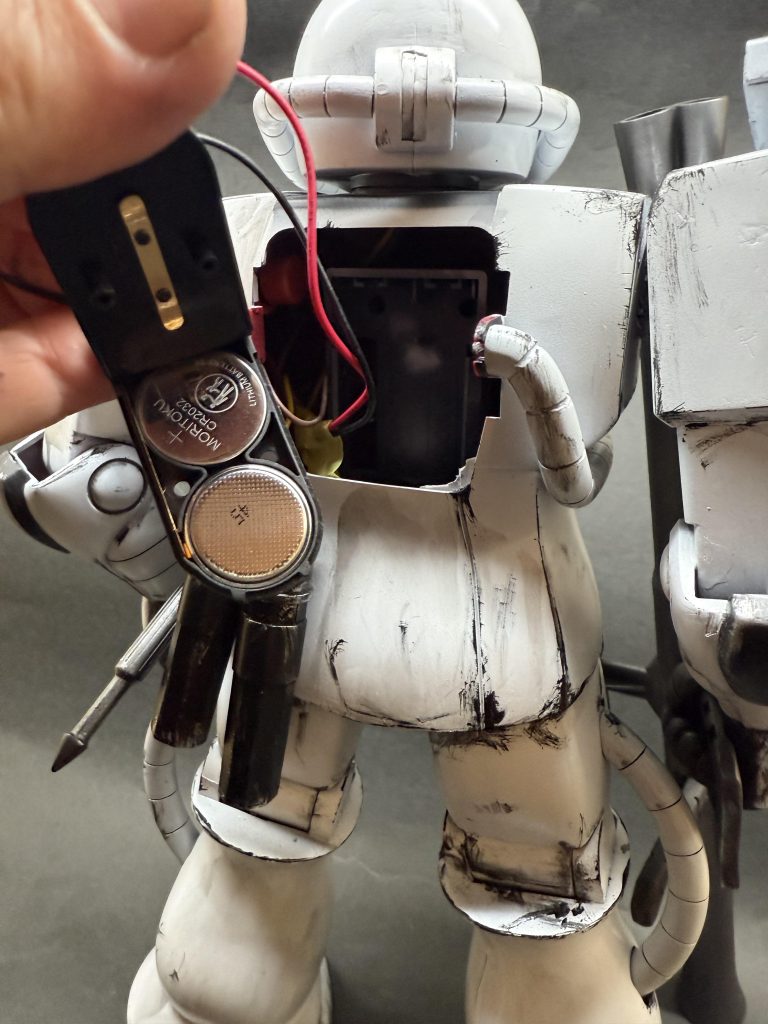 既に組み上げられている物に手を加えているので、モノアイにLED入れるのも大変、、オリジナルの電池ケースがあったのですが、、金具がなく、、ボタン電池のボックスを入れて対応