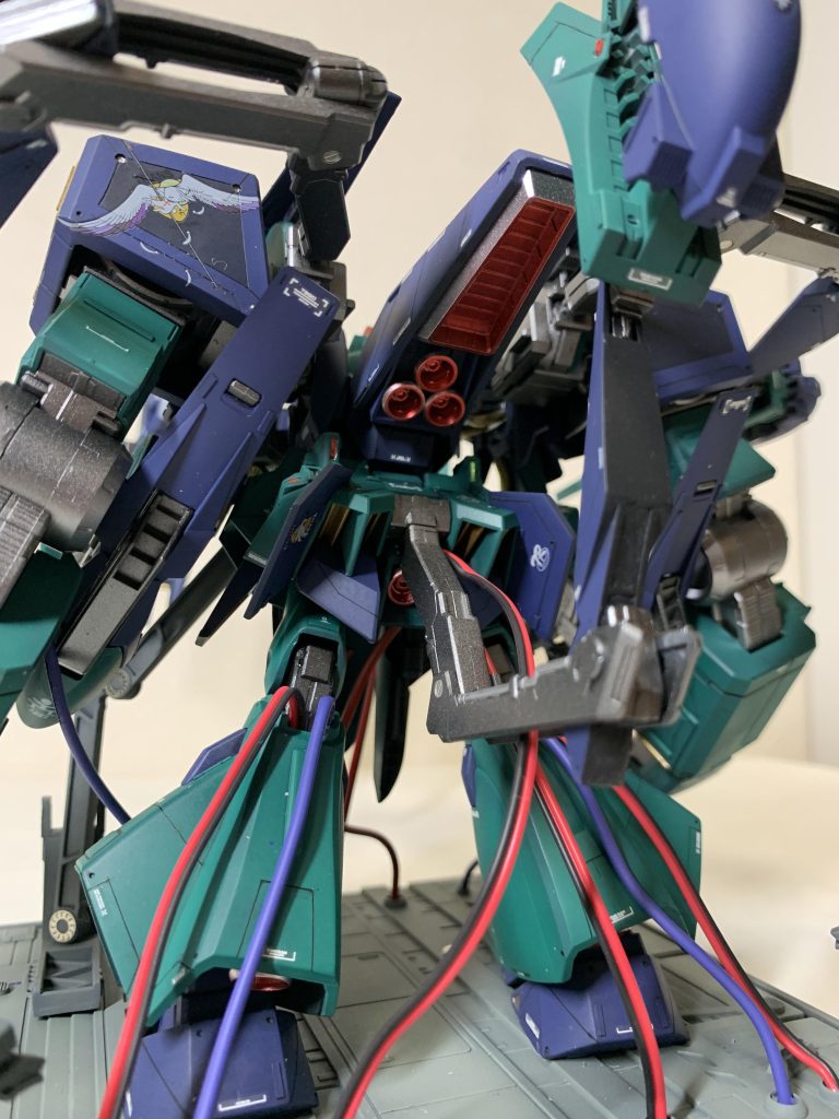 塗装に関しては、サーフェイサーで下地塗装→ノーマルギャプランかカラーで塗装→バーニアや内部フレームをメタリック塗装→デカール貼り→トップコートで塗装(光沢、つや消し)→メタルパーツ、ラピーテープ、uvレジンの順で行いました。