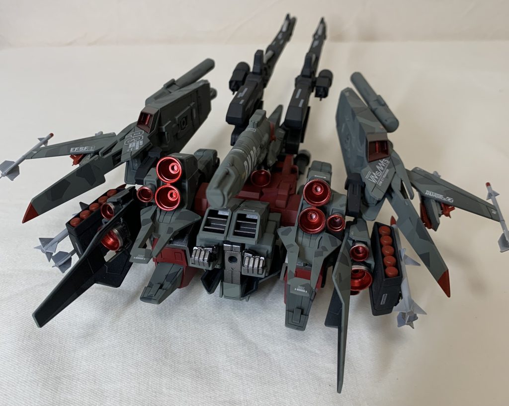 機体本体はスプリッター迷彩で塗装し、内部フレームやバーニアにはメタリック塗装を施しております。トップコートは装甲にはつや消し、内部フレーム、バーニア等には光沢塗装をしました。