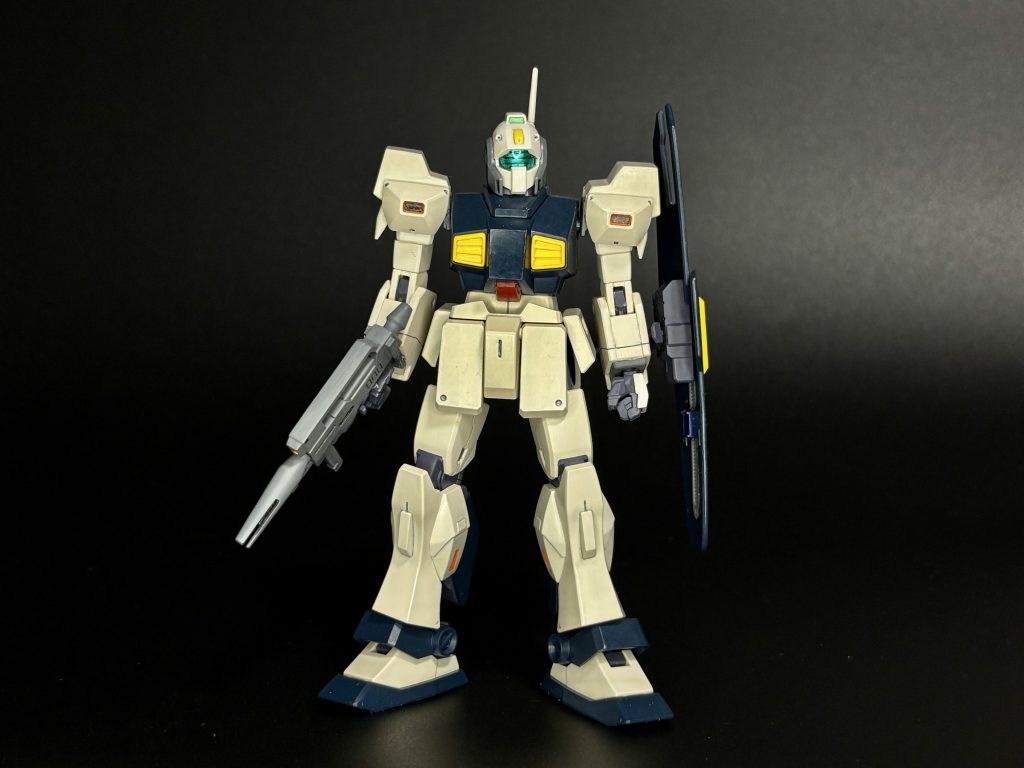 【2025年7月5日追記】背景紙使って再撮影しました。今見るとそこら中に消しきれていないヒケた合わせ目跡が散見されるので通常のZ版ネモでリベンジしたいところですが、ネモはどのバージョンも完全にレアキットの部類ですね。全然手に入らない(gundam-kao9)