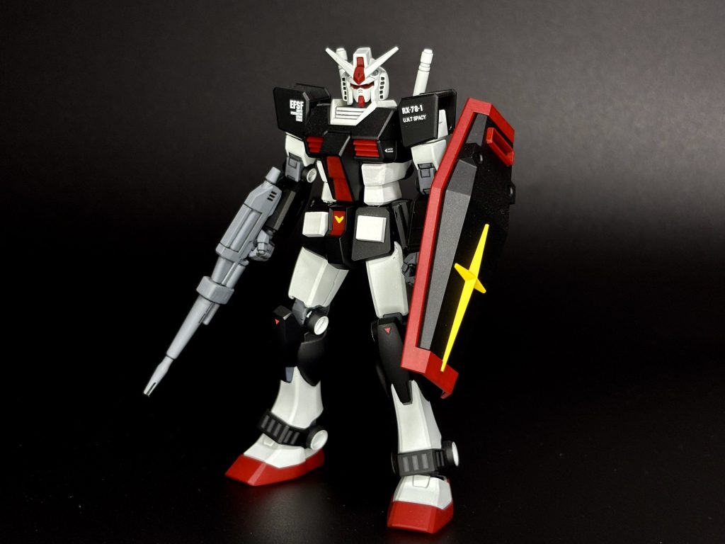 【2025年7月6日追記】背景紙使って再撮影しました。当時は「プロトタイプ風」までが精一杯でしたが、今なら頑張ってムックに書いてある通りのプロトタイプ製作に挑戦出来そうな気がします。でも気付いたら、あんなに巷に溢れかえっていたEGガンダムもすっかり少なくなってきていますね。ジークアクス効果で更に品薄に拍車がかかってそうです。