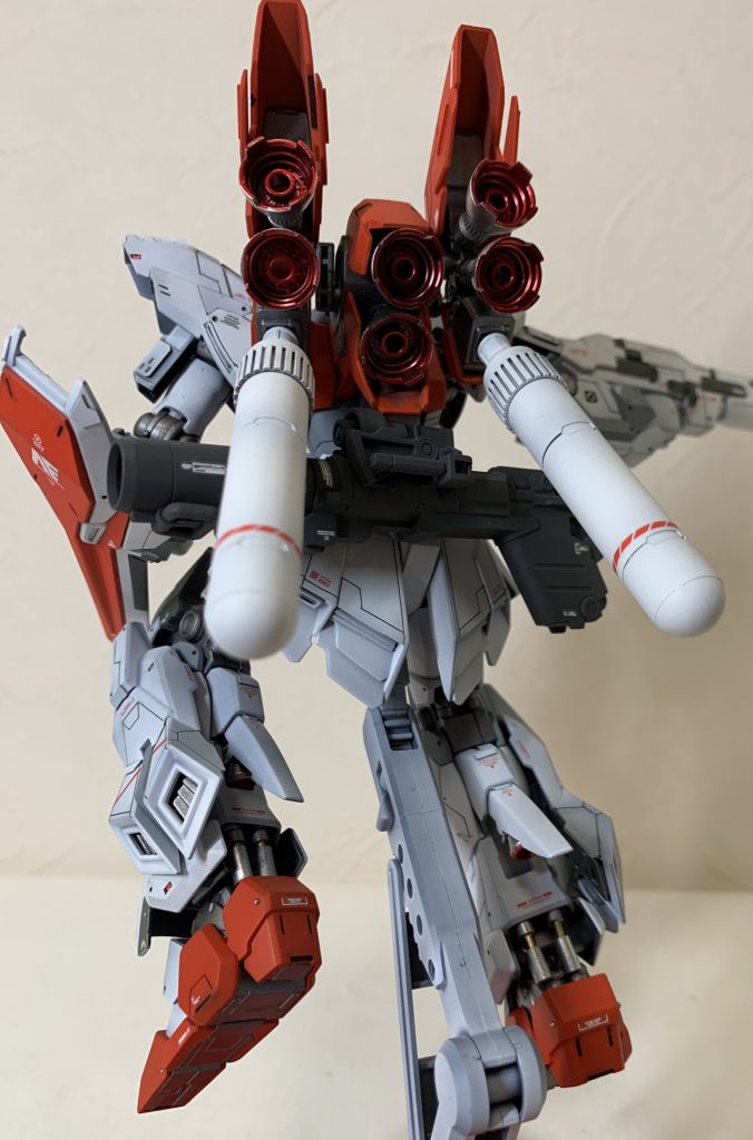 人間のアキレス腱に当たる箇所は情報量が少なかったので、プラ棒と真鍮線で自作シリンダーを製作しました。バズーカは腰にマウントできるようにスタイン本体とバズーカにネオジム磁石を埋め込んであります。