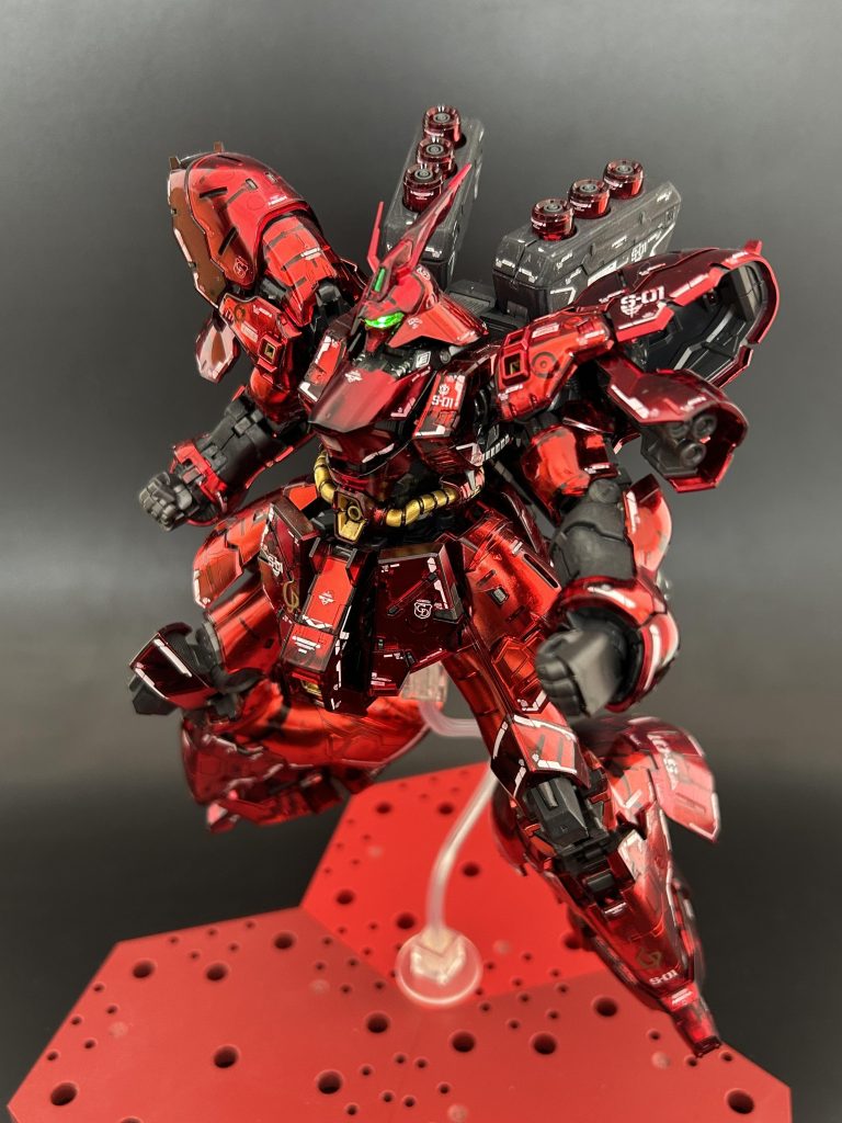 素手での状態も個人的にはとても好きです。作中でも後半はνガンダムとお互いに武装が無くなり殴る蹴るの格闘戦になるのが良いですよね。