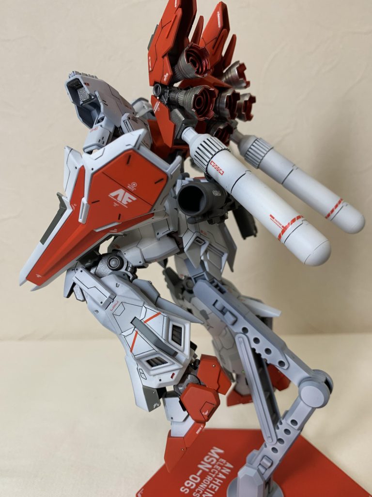 塗装は下地にサーフェイサー黒とピンクを塗装した後、内部フレームや装甲の本塗装を行いました。その後、デカールを貼った後、光沢とつや消しでトップコートを行いました。台座には開発会社と型番をデカールで貼りました。