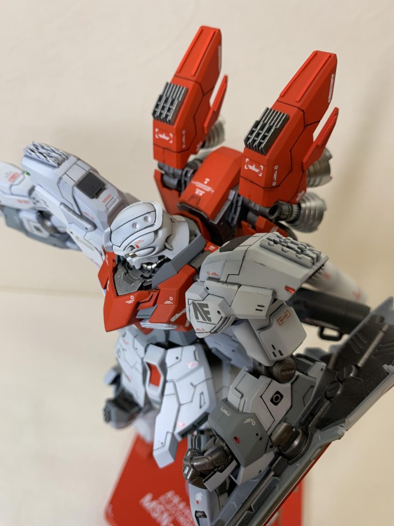 改造ポイントは、コトブキヤモデリングサポートグッズのラジエートフィン、プロペラントタンク、バーニア等を使用してディテールの追加、スジボリやビス穴、プラ板加工で情報量の追加、一部にメタルパーツ、メタルボールを使用しました。