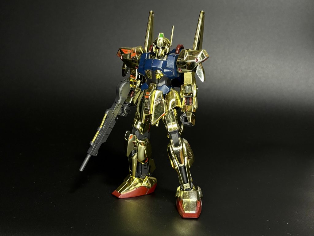 【2025年7月5日追記】背景紙使って再撮影しました。金メッキの存在感は唯一無二ですね。revive版を購入してキャスバル専用機として赤く塗るという計画もあるんですが、実行はまだまだ先になりそうな感じです…