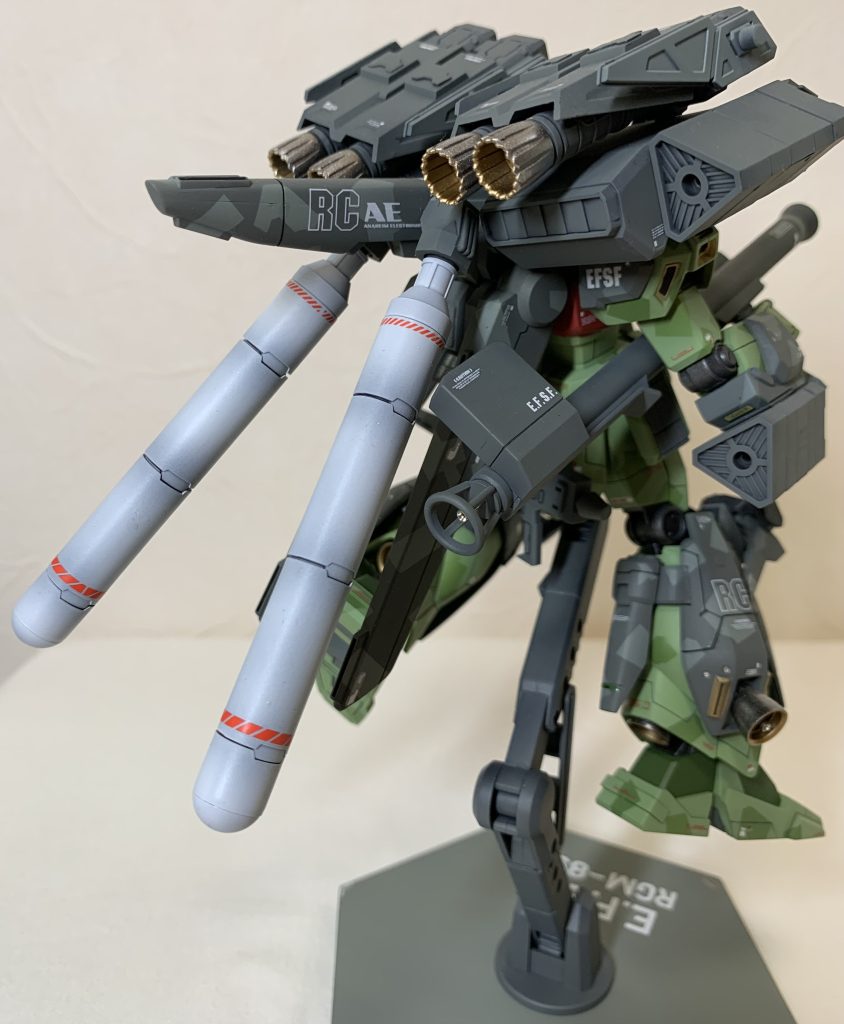 塗装に関しては、サーフェイサーで下地塗装→本体装甲部をスプリッター迷彩塗装→武装類、プロペラントタンク、ミサイルユニットを基本塗装→バーニアや内部フレームをメタリック塗装→デカール貼り(MGジェスタ専用デカール)→トップコートで塗装(光沢、つや消し)→メタルパーツ接着の順で行いました。