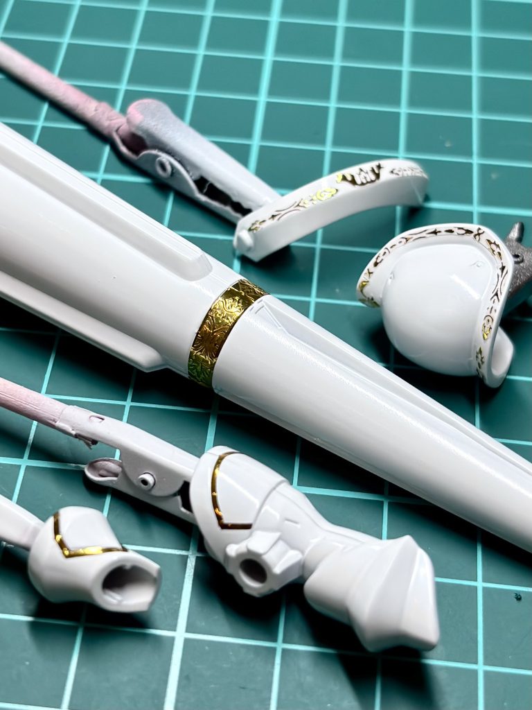 金ラインはハセガワミラーフィニッシュにネイルシールを短冊切りや欲しい模様だけ切り出して重ねています。ごじゃーす(๑•̀ㅂ•́)و✧