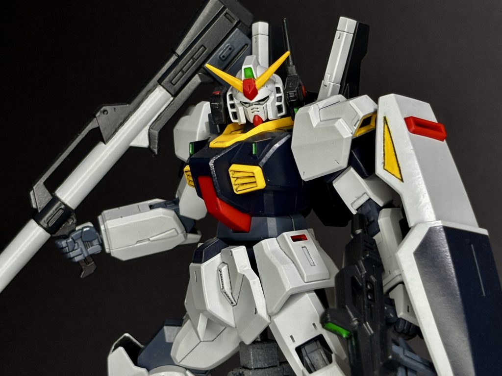 【2025年7月5日追記】背景紙使って再撮影しました。ノーマルなガンダムタイプとして1番好きなのは今も昔も変わらずMk-Ⅱ。HGのスーパーガンダムを手に入れてますので、アニメ準拠のプロポーションとの呼び声高い旧版のMk-Ⅱを作るのが楽しみです(gundam-kao3)