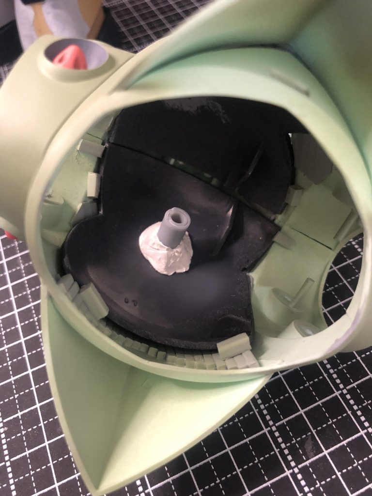 ムギ球挿入口光漏れは「ひっつき虫」で防ぎます。インナーシェルは本体側に設置したプラ棒にクリップする形で何となく固定。