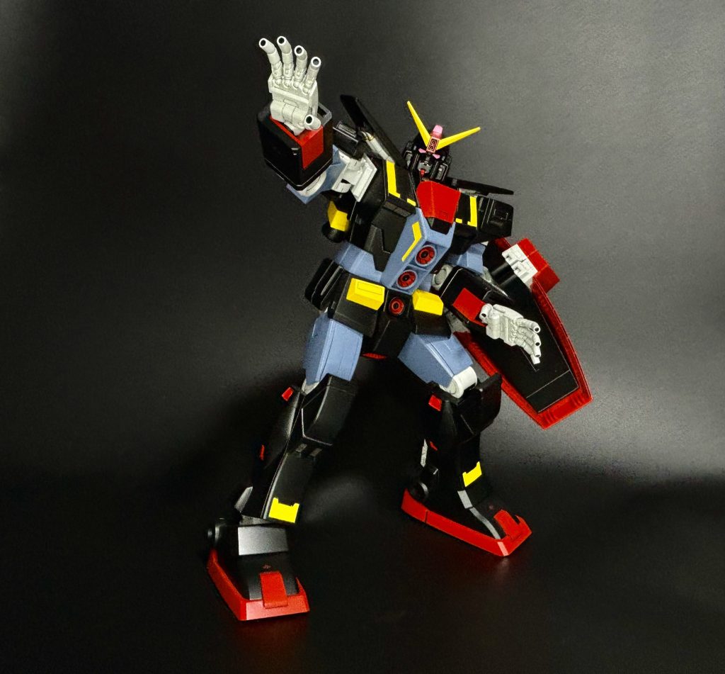 【2025年7月7日追記】背景紙使って再撮影しました。なんせデカいんで背景紙使ってもイマイチ上手に撮れてません。棚には飾ってあるので毎日視界には入っているんですが、久しぶりに手で待つといつも触っているHGサイズとは桁違いのプラスチックの圧を感じますね。