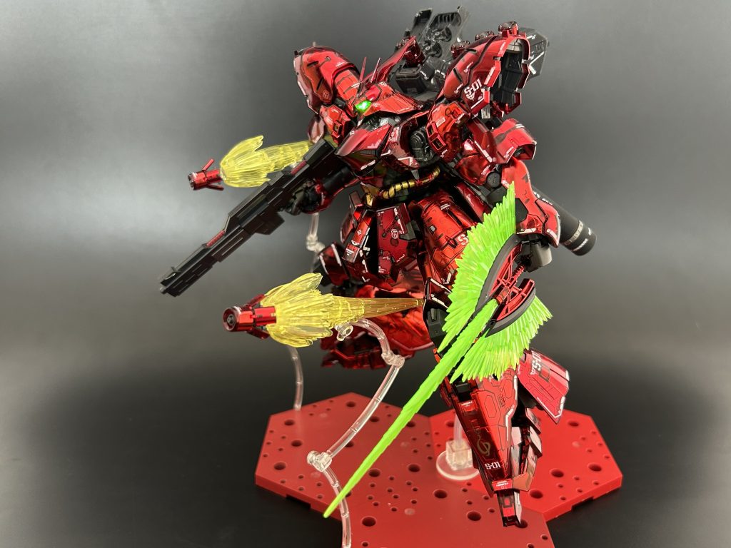 武装全盛りです。やはりファンネルが飛んでると臨場感も出るし、サザビーらしさも出ますね。 以上になります。なかなか高額なキットですが、もともとが良いキットということもありそれに見合うとてもかっこいいキットだと思います。RGサザビーとRGνガンダムは何度でも作りたくなりますね。