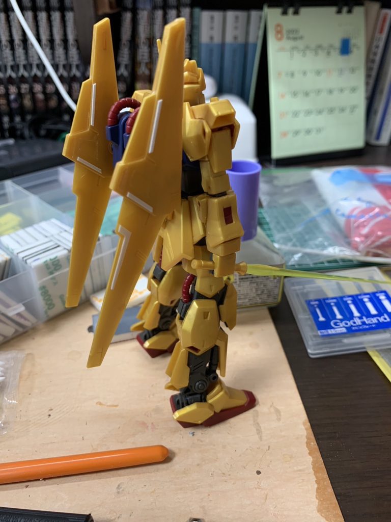 細かな加工としては、スジボリ、プラ板加工、ビス穴開けなどを行いました。