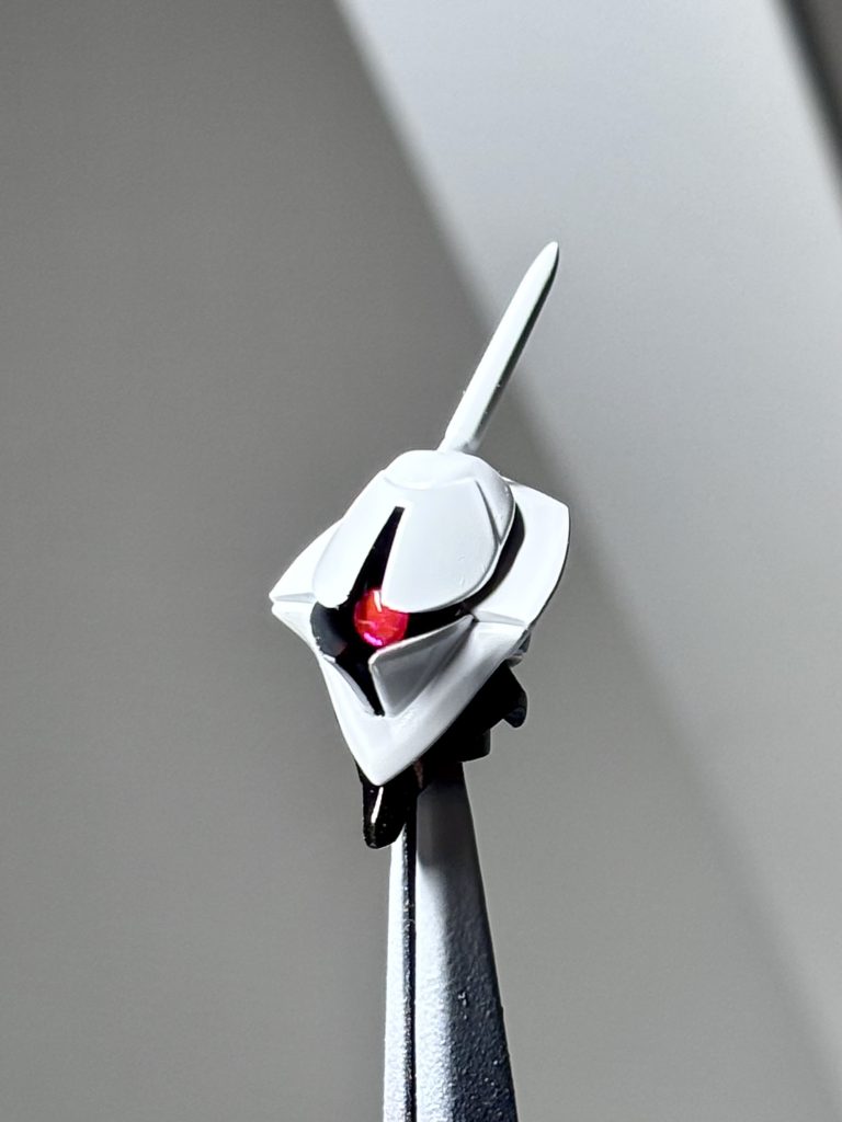 顔は目力アップのため十字スリットを裏側から削って黒く塗り、モノアイもHアイズで大型化しています。Hアイズは裏側ミラーフィニッシュ、表側蛍光ピンクで塗装しています。甲冑に埋もれた中世の雰囲気もいいですがここは好みで👀✨