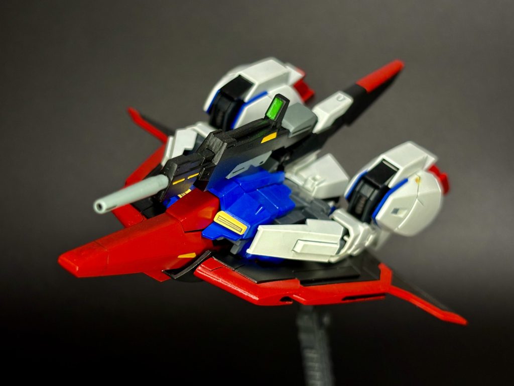 【2025年7月5日追記】背景紙使って再撮影しました。今はウェイブライダー状態で飾ってあるのでこの形態で撮影してます。今ならもう少し上手く作れそうなので、積みプラに控える0088版でそのうちリベンジしたいと思います。