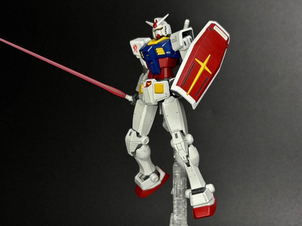 【2025年7月5日追記】背景紙使って再撮影しました。この後、新旧色々なHGキット作ってきましたが、このビヨグロは良い意味での異質な存在でしたね。エアリアル組んだ時にこのビヨグロの技術のフィードバックを感じられました。基本同じキットをもう一度作る事は無い僕ですが、無塗装の素組みでもう一回作ってガシガシ動かして遊びたいキットです(gundam-kao3)