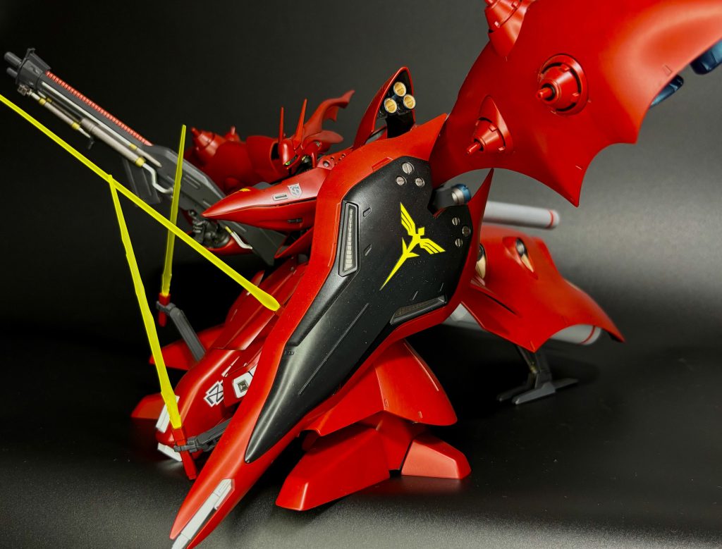 【2025年7月5日追記】背景紙使って再撮影しました。1/144スケールばっかり作っている身からするとオーバースペックかと思えるくらいの背景紙を導入したんですが、このナイチンゲールはやはり横幅の大きさが群を抜いておりまして、上手く収めようと思うと撮影の画角も限られてきますね。