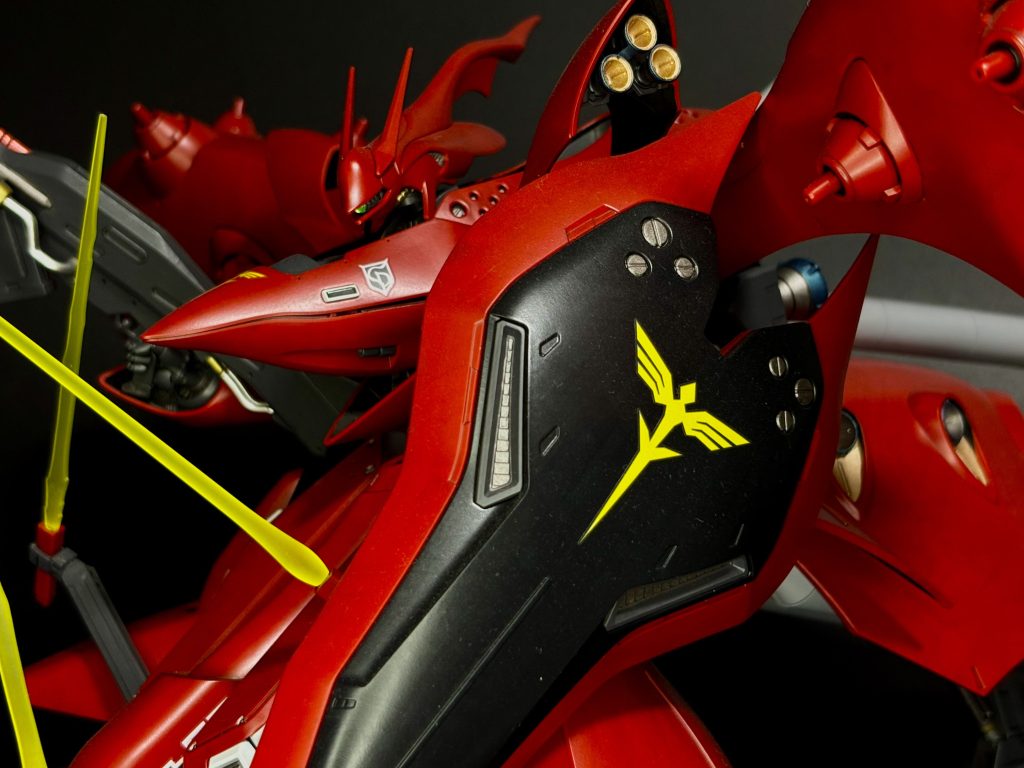 4年前のプラモ始めたばかりの私は特に恐れる心も無く、毎日ノリノリで作っていました。ですので今の目で見るともう少しやりようがあっただろうとも思うんですが、その無謀な姿勢が功を奏していたとも思えます。もし今の僕がこのキットを手に入れたら…あれもしなきゃこれもしなきゃで製作の面倒臭い事ばかりに思いが募り、結局手を出さずに積みプラ最恐の一角として我が家のスペースを占拠していた事でしょう(zaku-kao4)